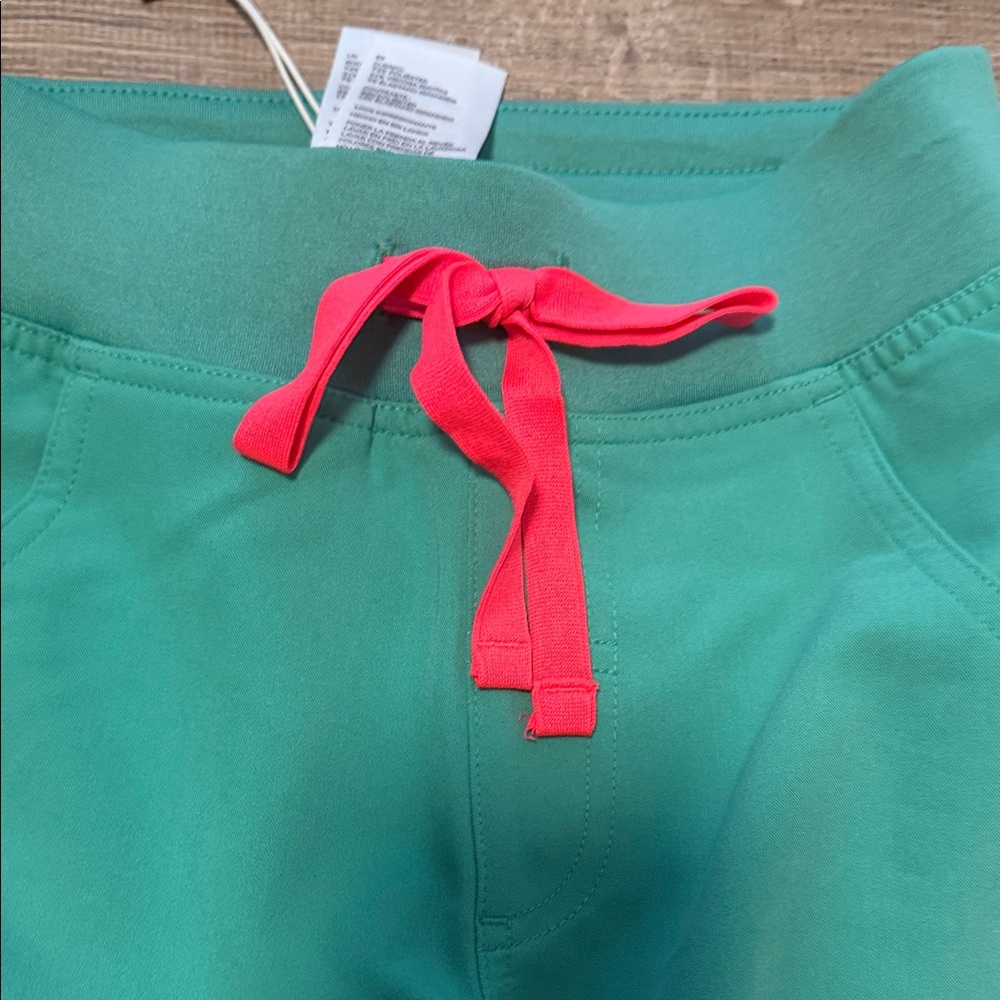 FIGS NWT cargo scrub pants - Picture 3 of 5
